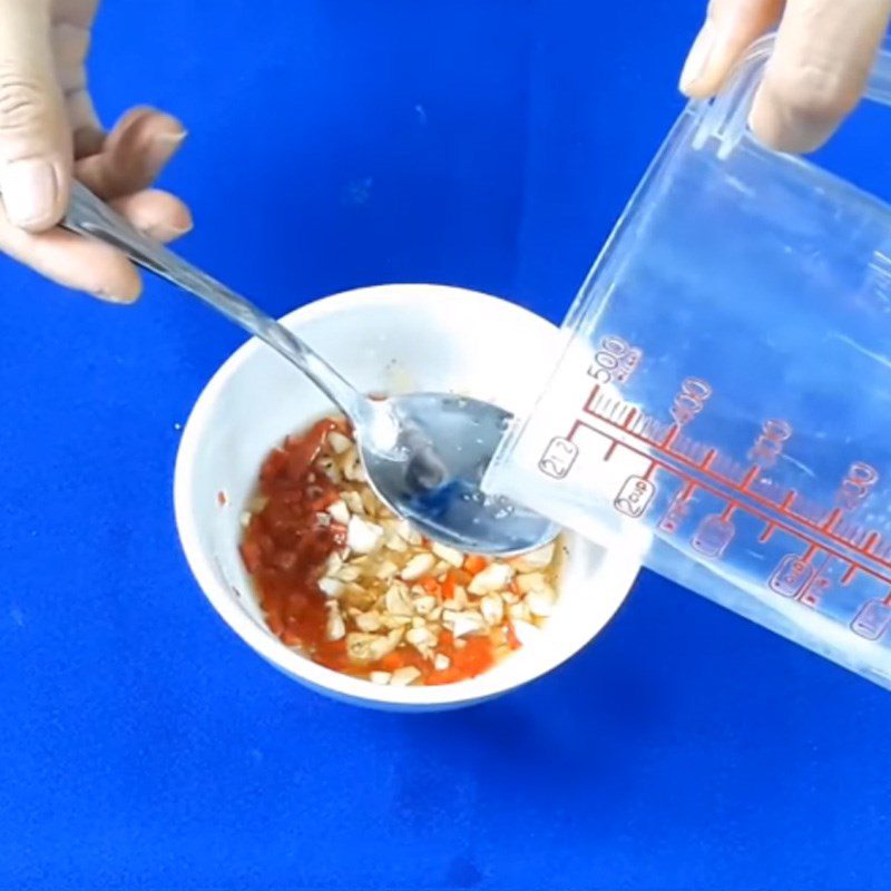 Step 2 Mix the sauce for fish with garlic and chili