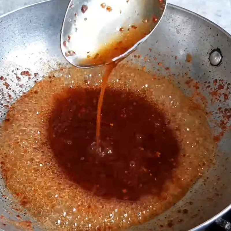 Step 2 Make the sauce for vegetarian chicken feet soaked in lemongrass and calamansi