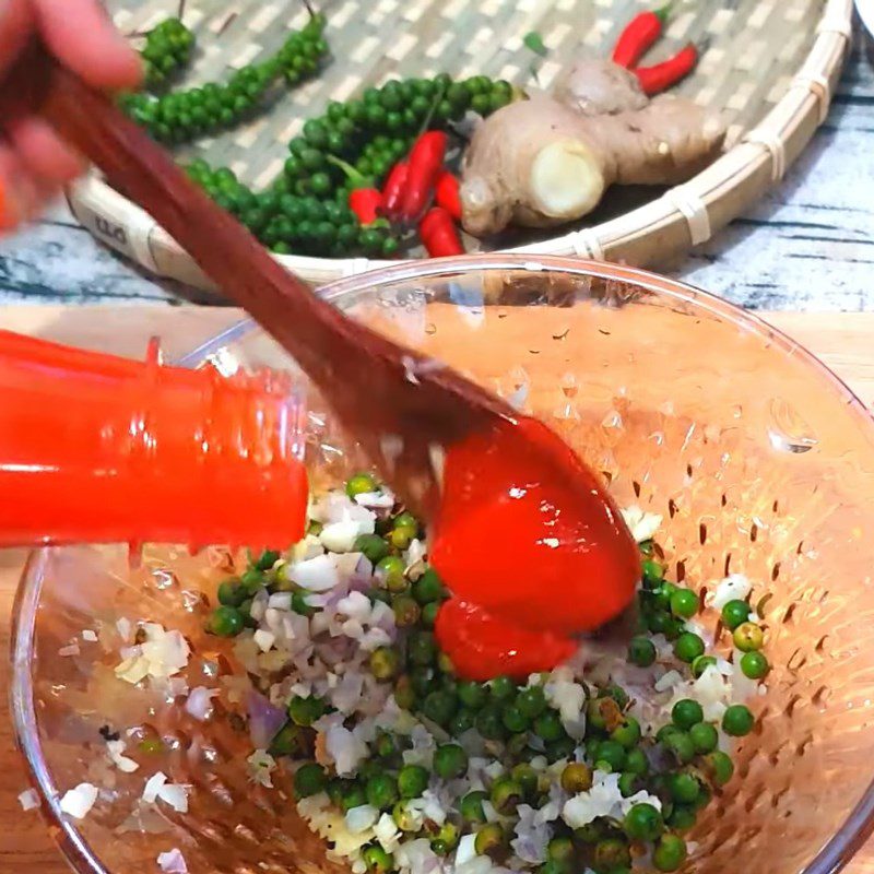 Step 3 Mix the sauce Grilled apple snails with green pepper