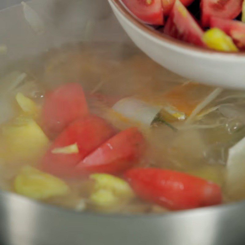 Step 4 Cook the soup for sour bamboo shoot soup with snakehead fish