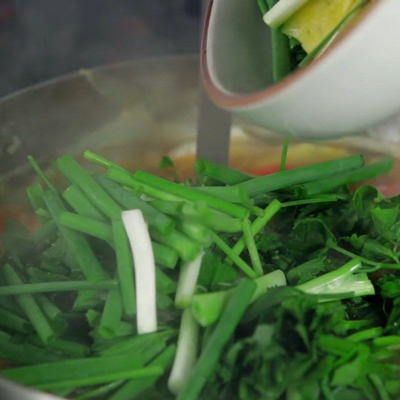 Step 4 Cook the soup for sour bamboo shoot soup with snakehead fish