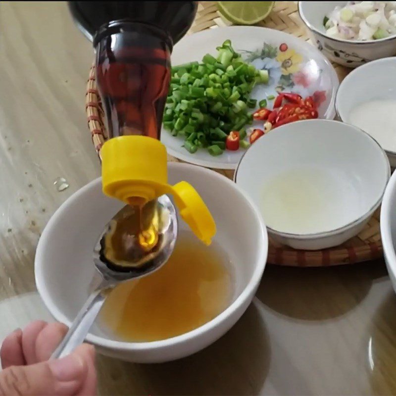 Step 2 Make the sweet and sour sauce for Sweet and Sour Dried Anchovies