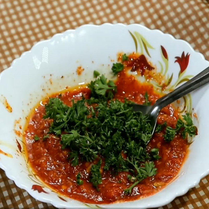 Step 2 Prepare the sauce and spread it on the spicy grilled catfish fillet