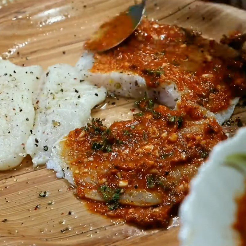 Step 2 Prepare the sauce and spread it on the spicy grilled catfish fillet