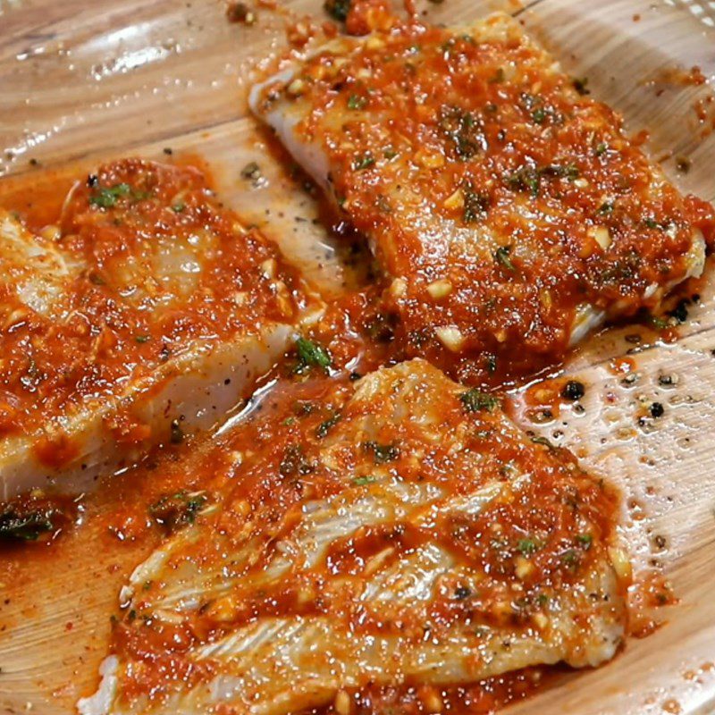 Step 2 Prepare the sauce and spread it on the spicy grilled catfish fillet