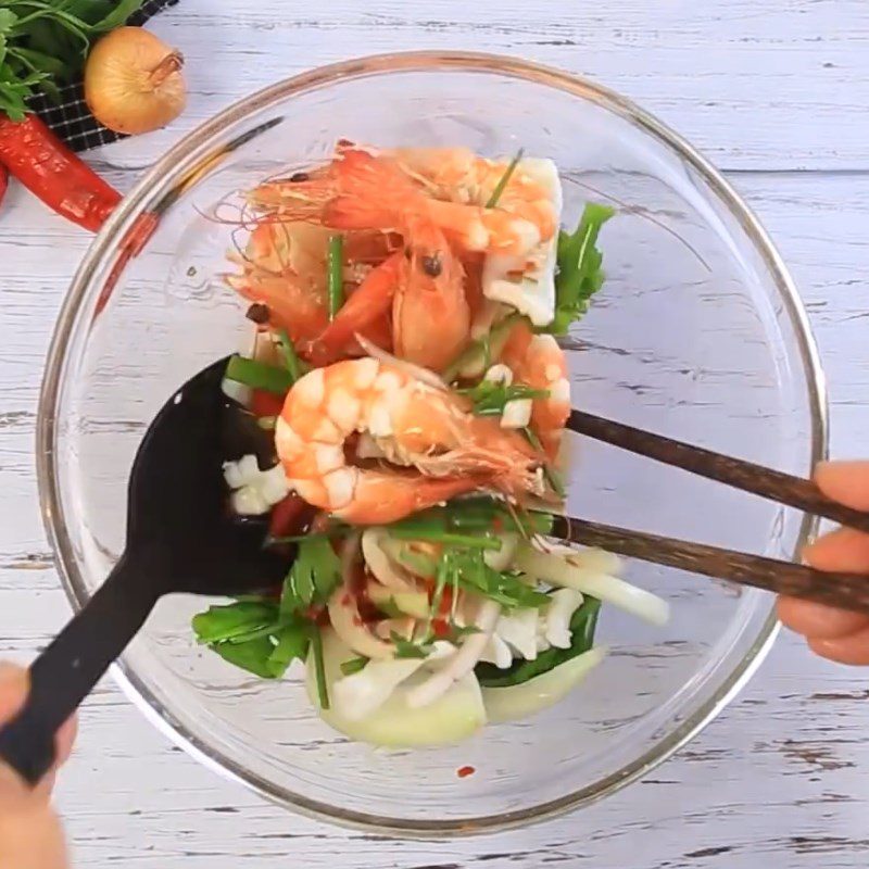 Step 4 Prepare the sauce and mix the ingredients Seafood noodle salad