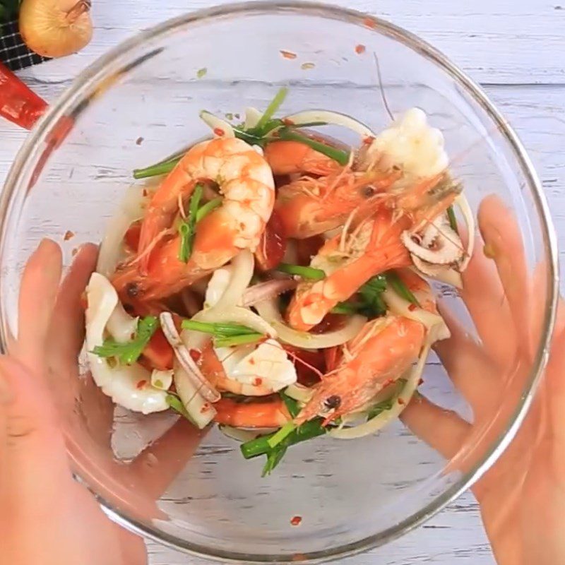 Step 4 Prepare the sauce and mix the ingredients Seafood noodle salad