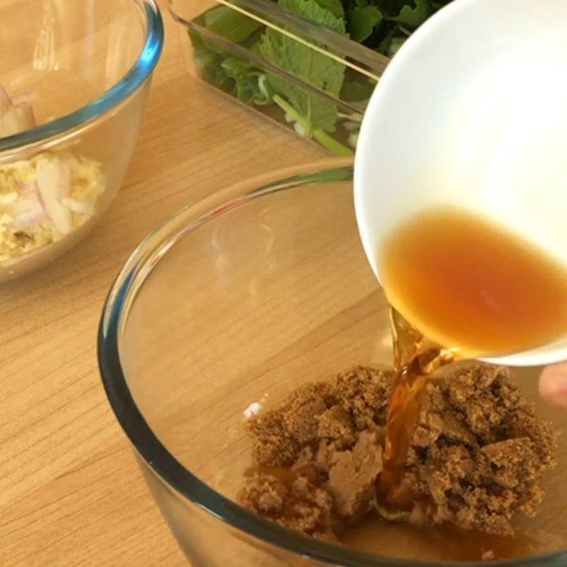 Step 3 Mixing stir-fry sauce Beef stir-fried spring rolls