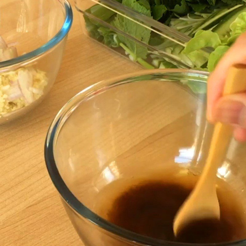 Step 3 Mixing stir-fry sauce Beef stir-fried spring rolls