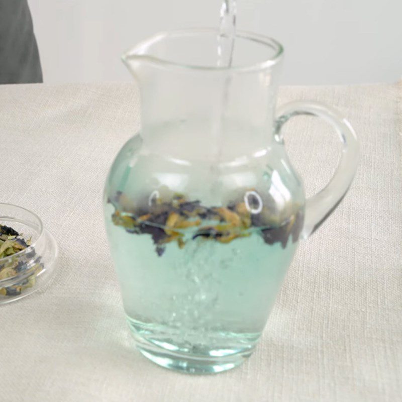 Step 1 Prepare butterfly pea tea for Sea Blue Cloud Smoothie