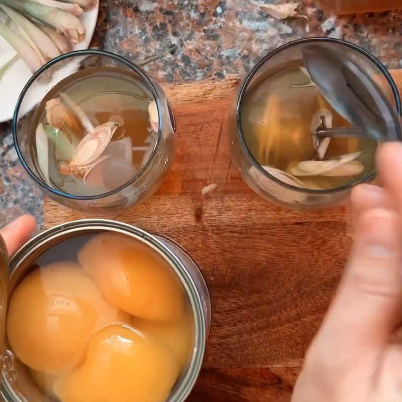 Step 3 Mix lemongrass tea with calamondin and marinated peach water Peach lemongrass tea