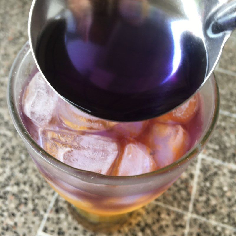 Step 4 Mixing Butterfly Pea Tea with Kumquat Kumquat Lemonade with Butterfly Pea