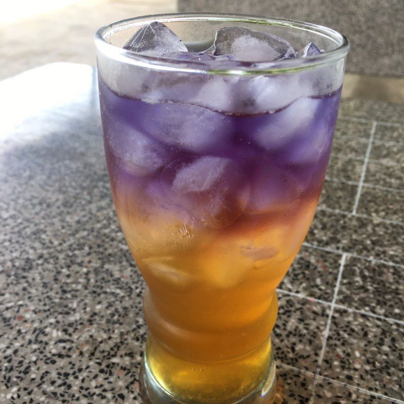 Step 4 Mixing Butterfly Pea Tea with Kumquat Kumquat Lemonade with Butterfly Pea