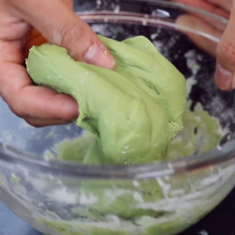 Step 2 Mixing and kneading the tapioca dough for yogurt black sticky rice with tapioca pearls