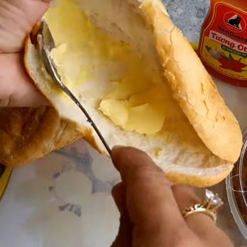 Step 2 Spread butter for the dry beef satay toasted bread