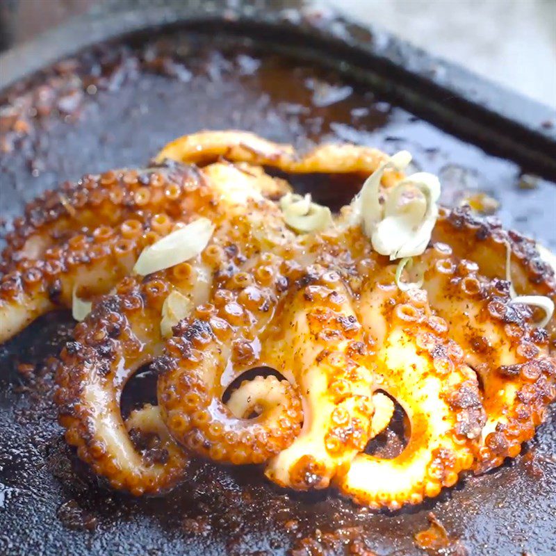 Step 3 Spread seasoning on the octopus Grilled Octopus on Stone