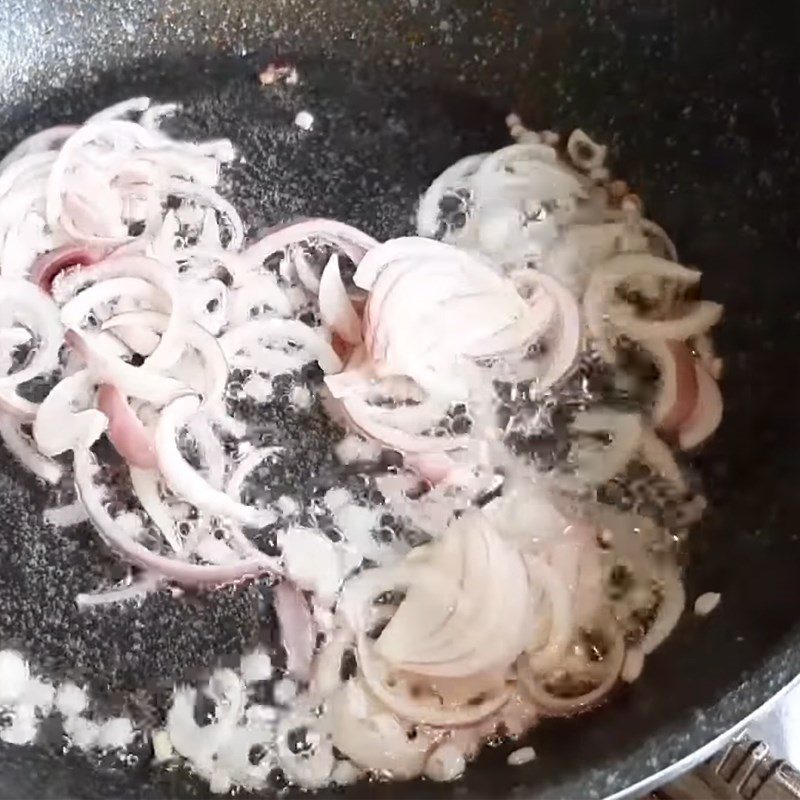 Step 3 Frying shallots Fresh tofu sausage