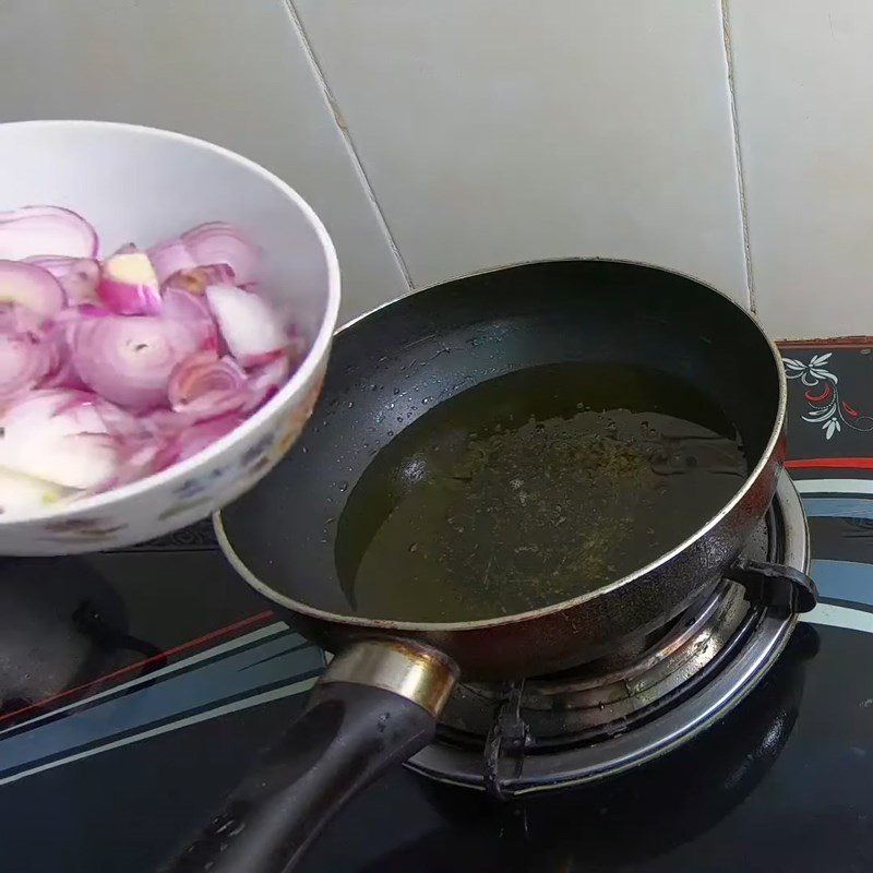 Step 3 Fried shallots Red rice paper rolls with quail eggs