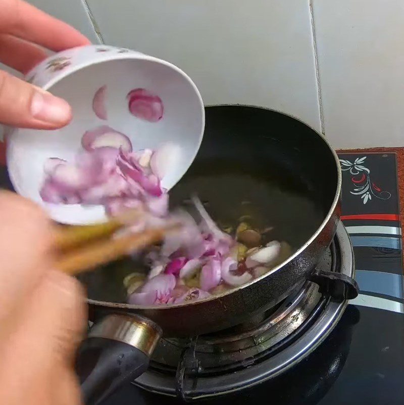 Step 3 Fried shallots Red rice paper rolls with quail eggs