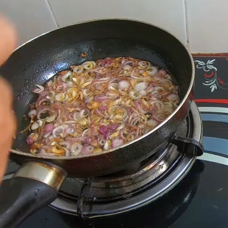 Step 3 Fried shallots Red rice paper rolls with quail eggs