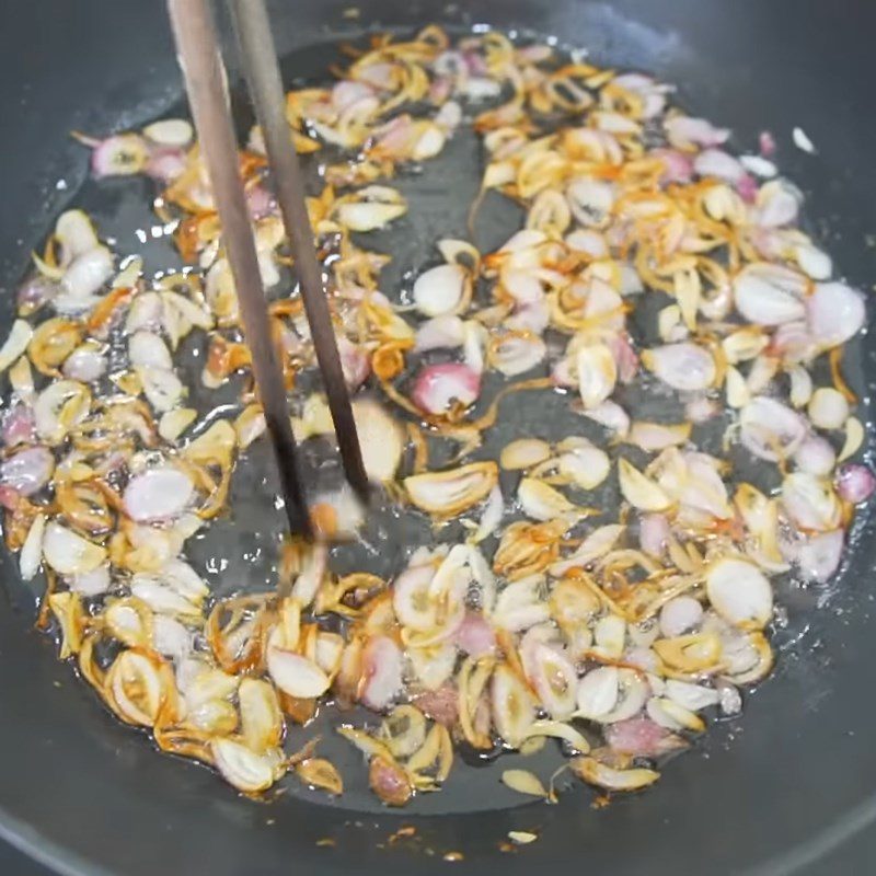 Step 2 Fried shallots White rice paper rolls with quail eggs