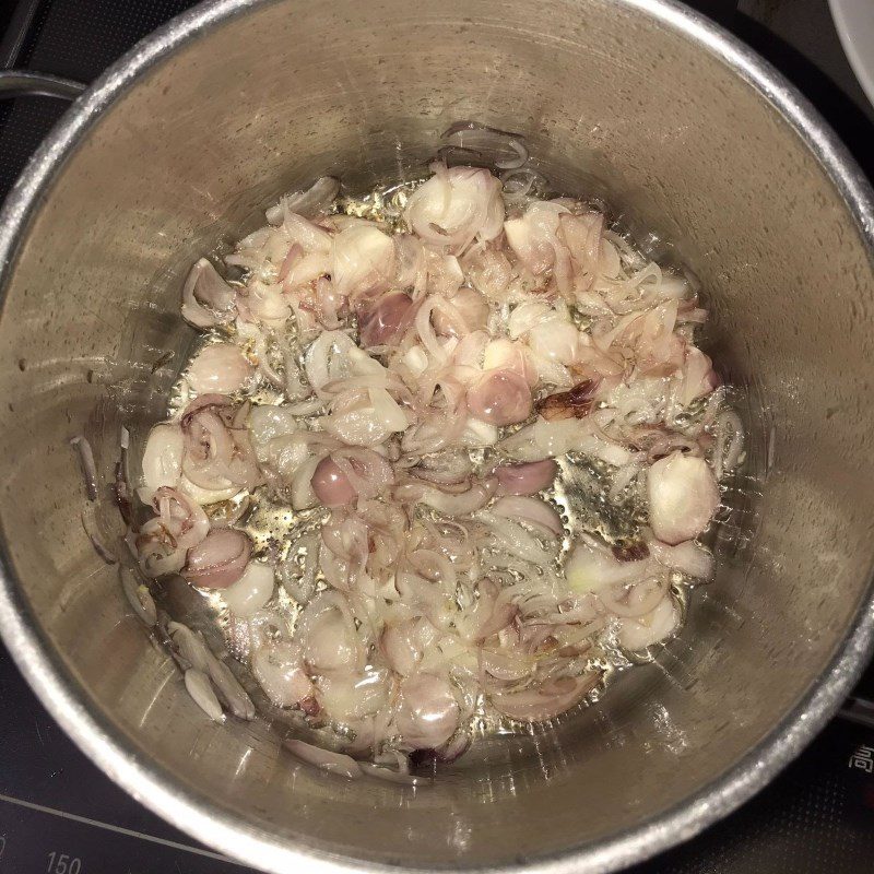 Step 3 Fry shallots Spicy mixed noodles