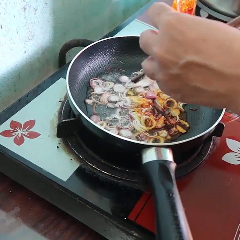 Step 7 Sauté shallots Beef tendon porridge