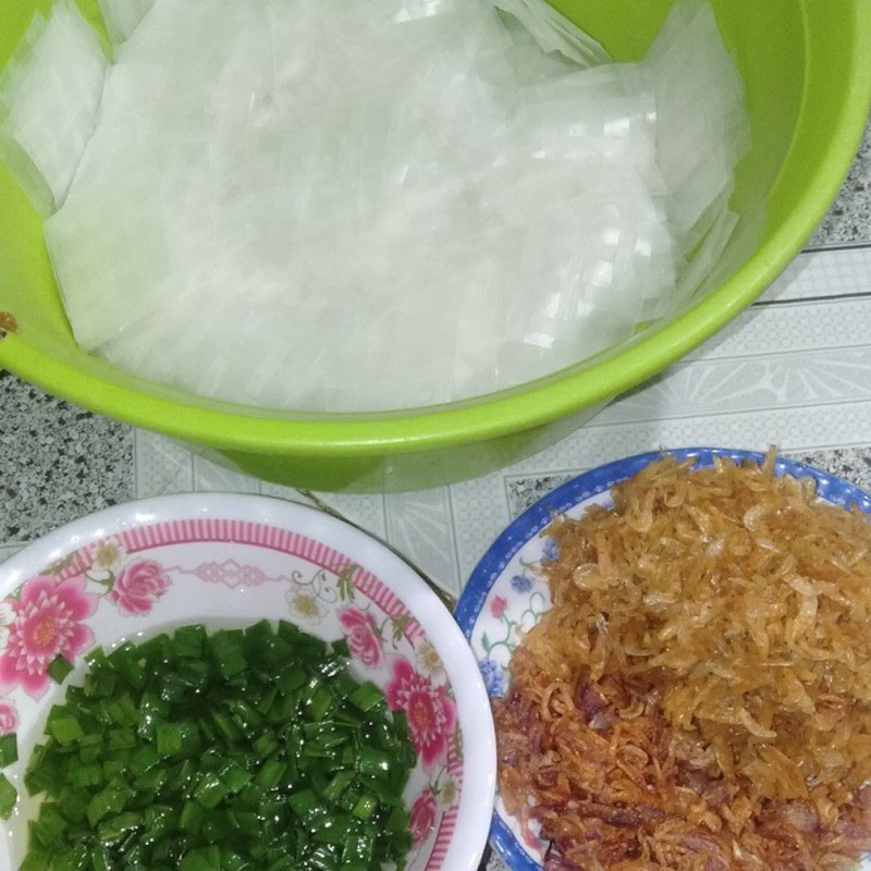 Step 2 Sauté the shallots and make the scallion oil for Mixed Rice Paper with Scallion Oil and Shrimp