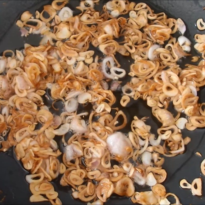 Step 2 Fry shallots and make scallion oil for mixed rice paper