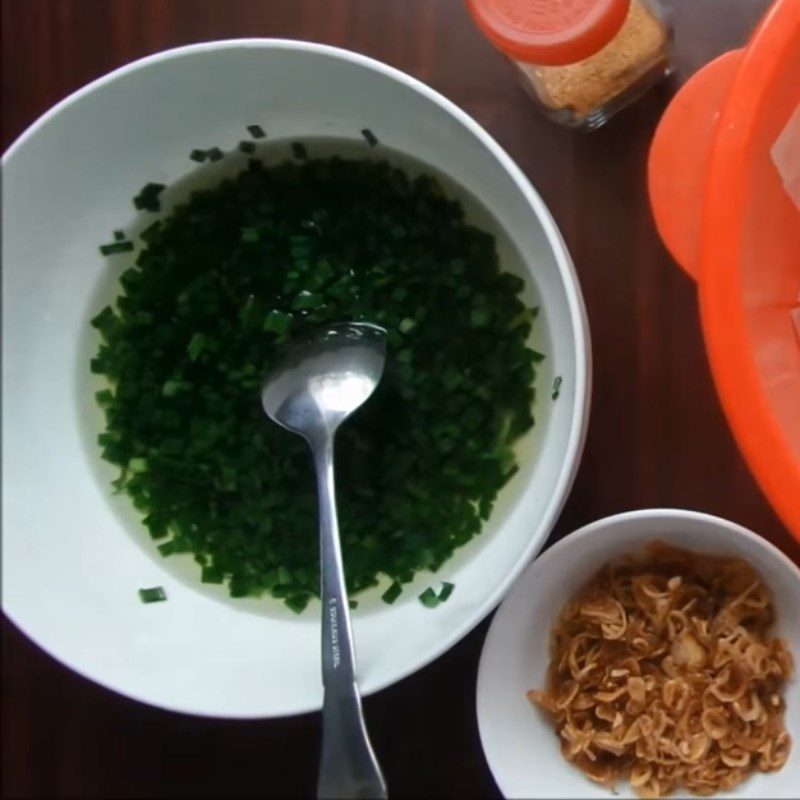 Step 2 Fry shallots and make scallion oil for mixed rice paper