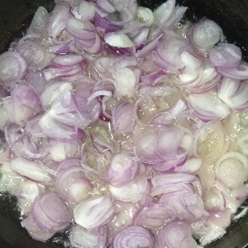 Step 2 Sauté the shallots and make the scallion oil for Mixed Rice Paper with Scallion Oil and Shrimp