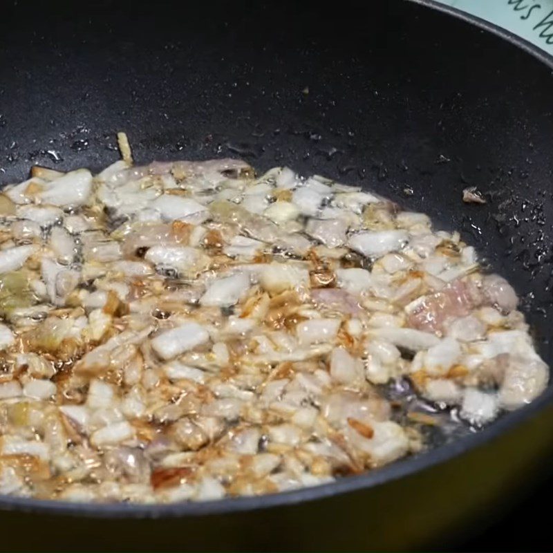 Step 3 Frying garlic Dried shrimp mango salad