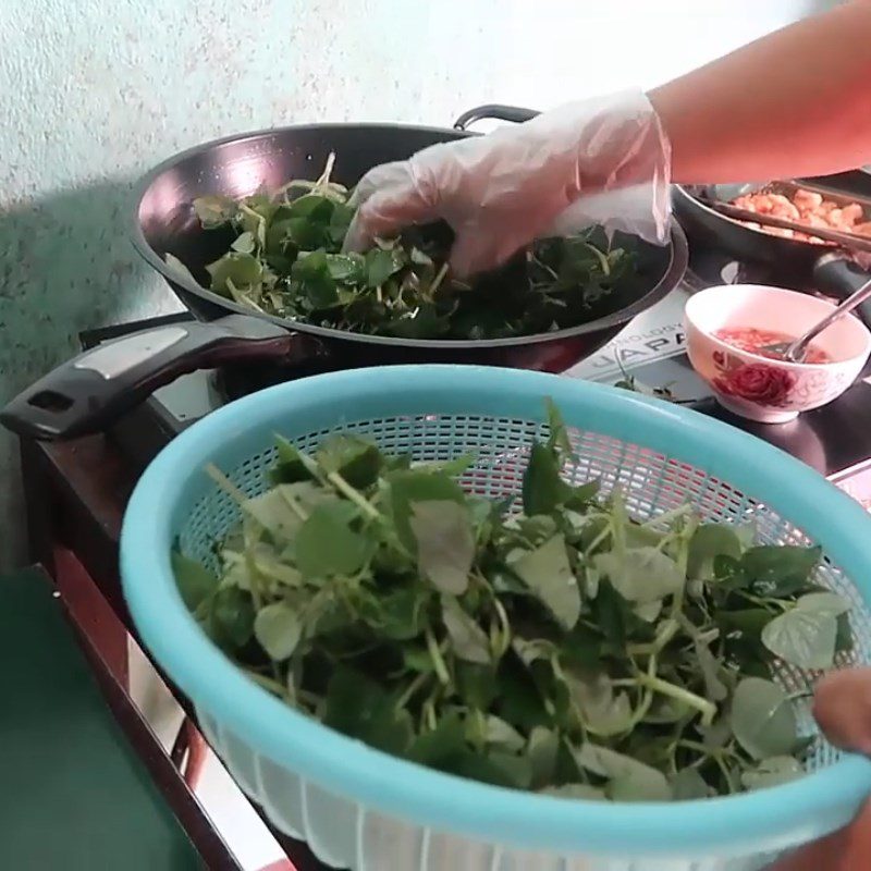 Step 4 Sautéing and mixing fresh shrimp and water fern salad