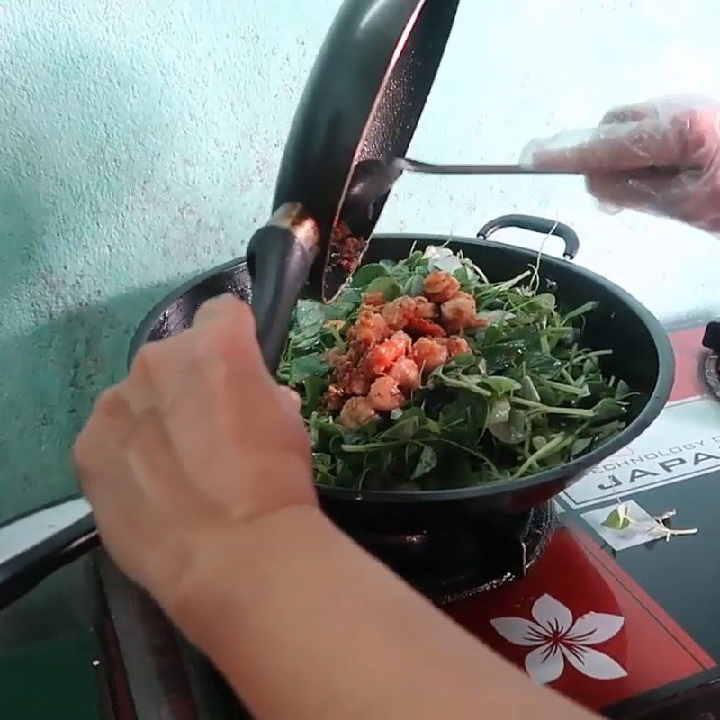 Step 4 Sautéing and mixing fresh shrimp and water fern salad