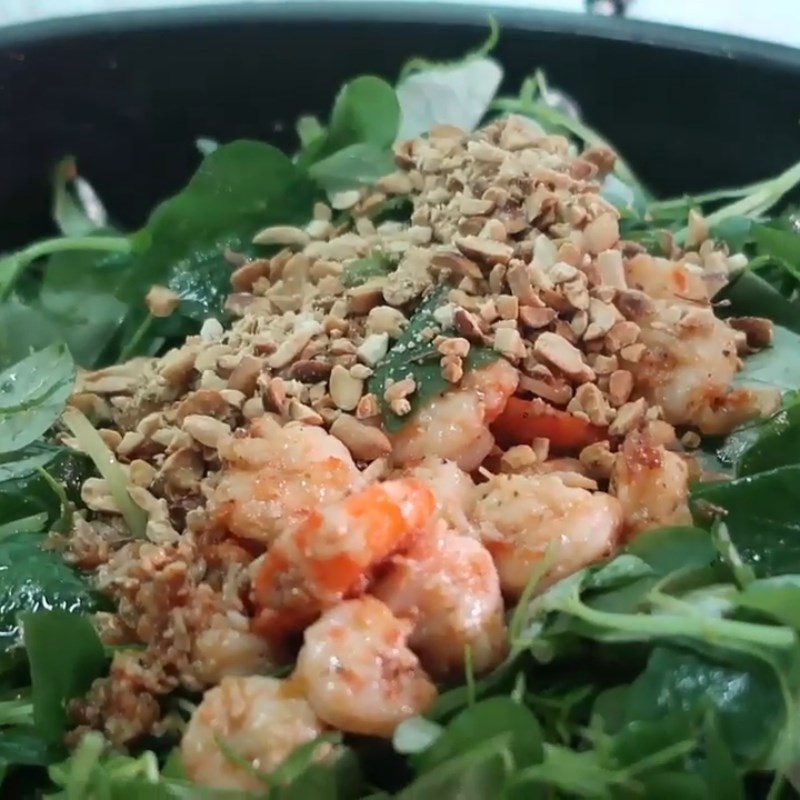 Step 4 Sautéing and mixing fresh shrimp and water fern salad