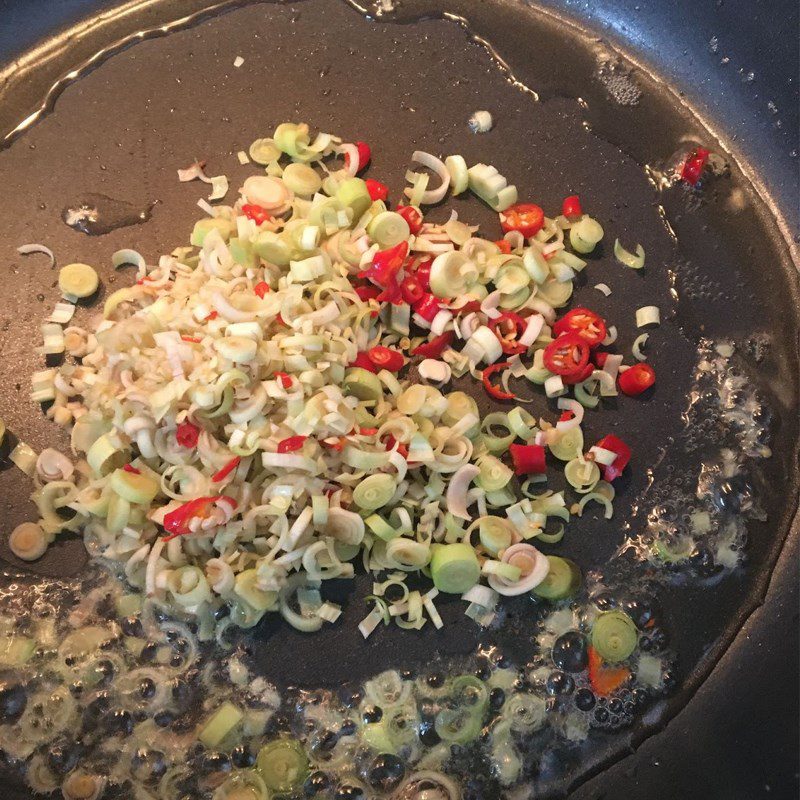 Step 3 Sauté lemongrass and chili Fried tofu with lemongrass and chili