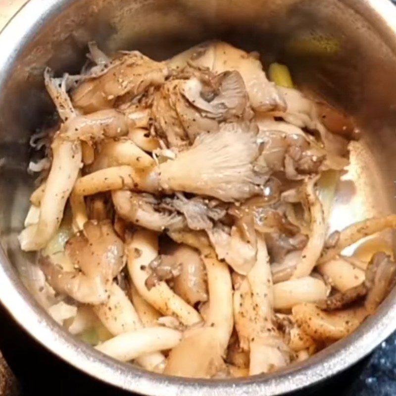 Step 3 Sauté the spices Steamed oyster mushrooms with lemongrass and ginger