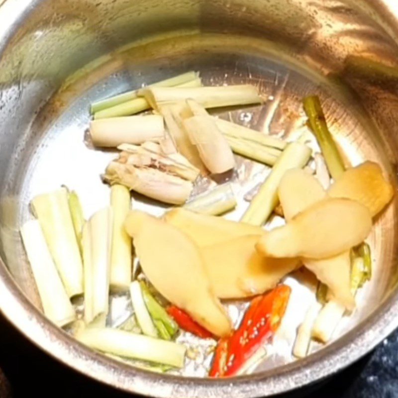 Step 3 Sauté the spices Steamed oyster mushrooms with lemongrass and ginger