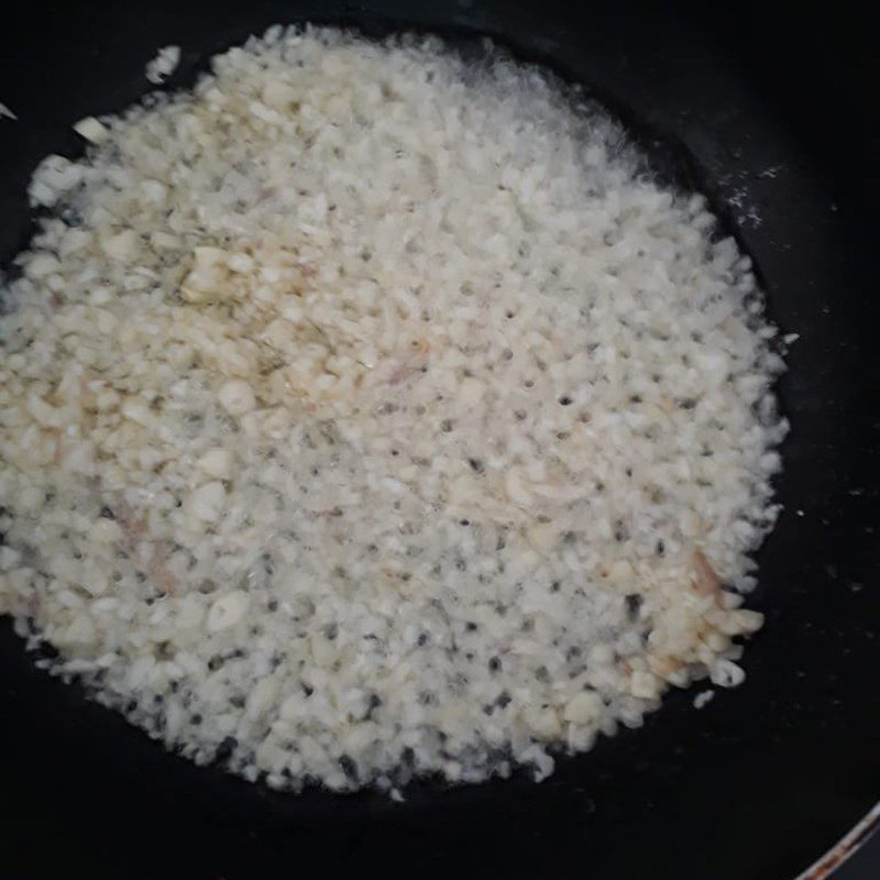 Step 2 Sauté the garlic for green river shrimp with garlic butter sauce