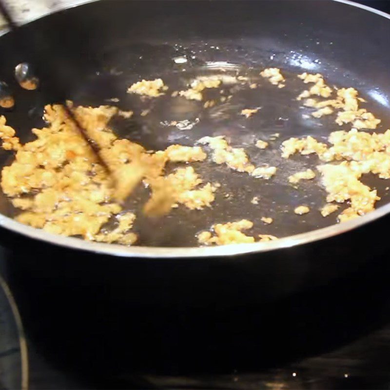 Step 3 Sauté garlic for Sour Fish Soup