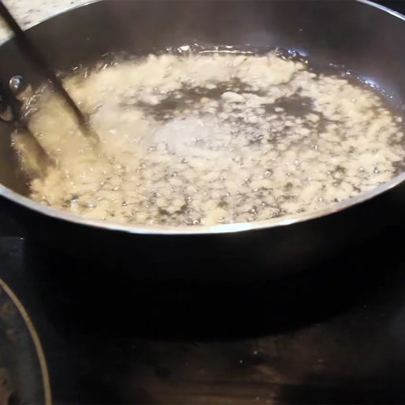 Step 3 Sauté garlic for Sour Fish Soup