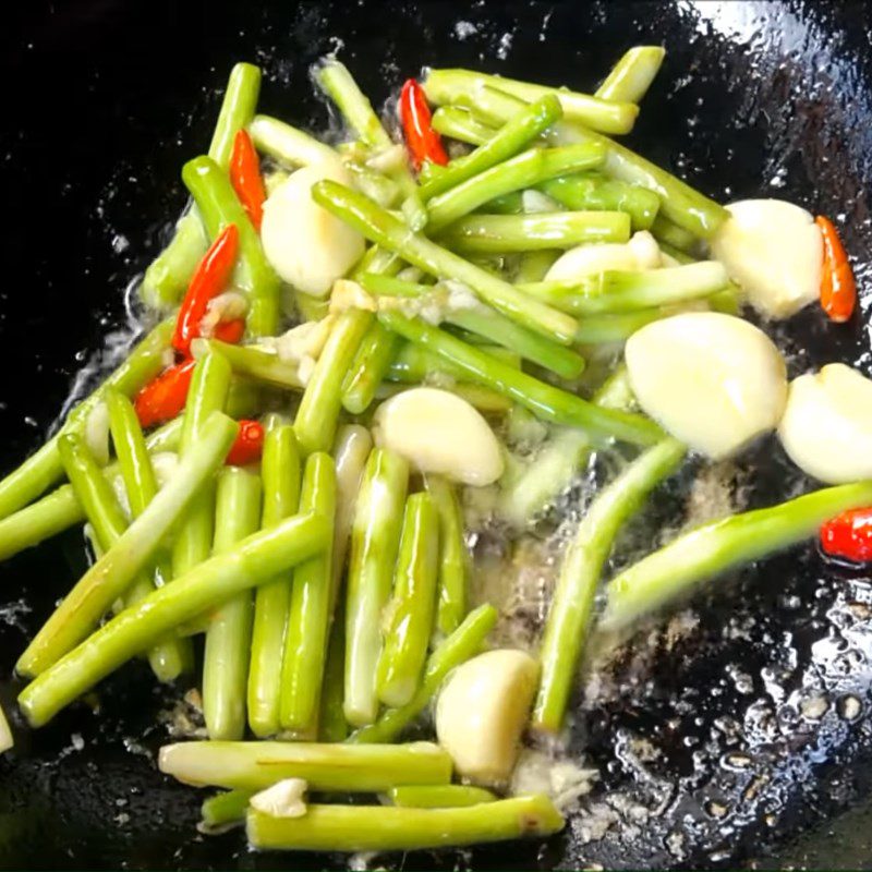 Step 2 Sauté Garlic and Chili and Stir-fry Water Lily Stem Stir-fried Water Lily Stem with Garlic