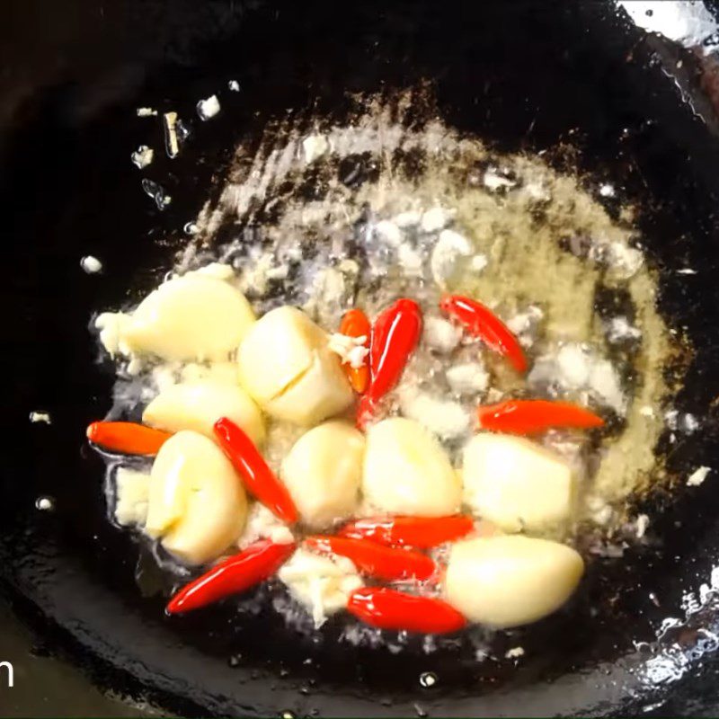 Step 2 Sauté Garlic and Chili and Stir-fry Water Lily Stem Stir-fried Water Lily Stem with Garlic