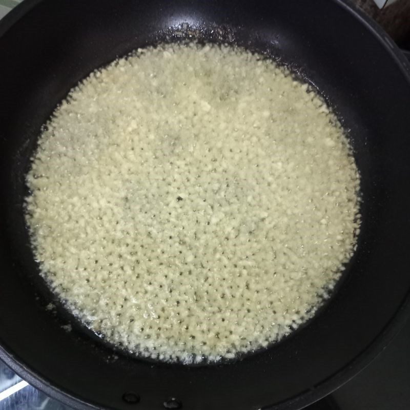 Step 3 Sauté garlic and fry shrimp Butter garlic sauce crispy fried shrimp