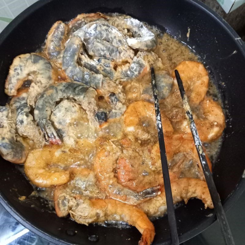 Step 3 Sauté garlic and fry shrimp Butter garlic sauce crispy fried shrimp