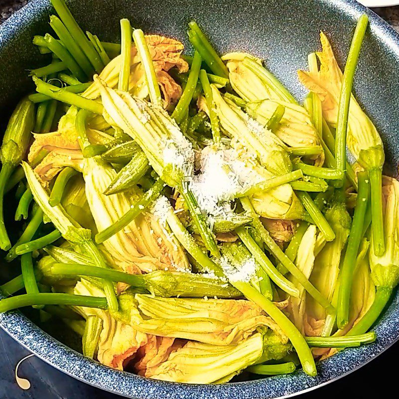 Step 2 Fried Garlic and Squash Blossoms Fried Squash Blossoms with Garlic