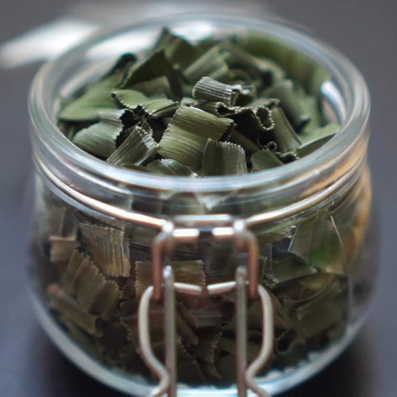 Step 2 Drying pandan leaves Dried pandan leaf tea