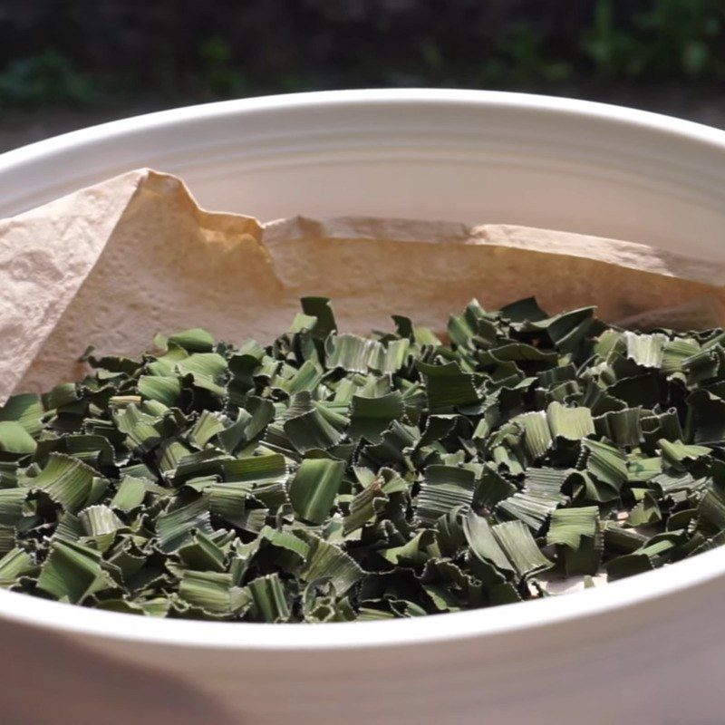 Step 2 Drying pandan leaves Dried pandan leaf tea