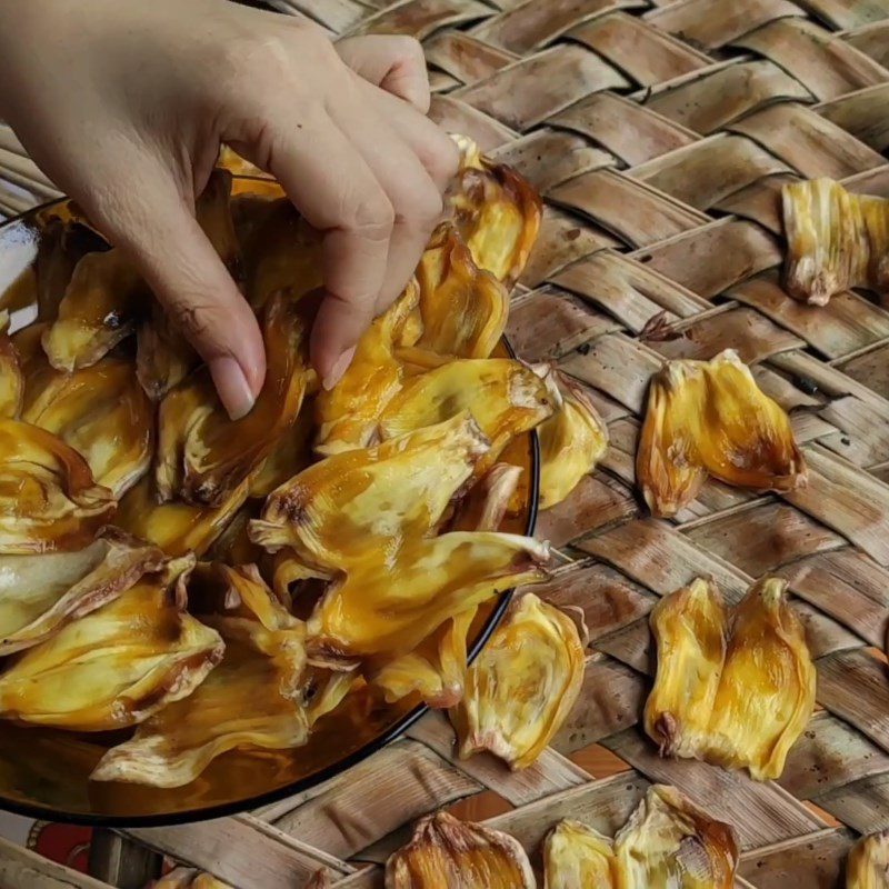 Step 2 Drying jackfruit Dried jackfruit sun-dried