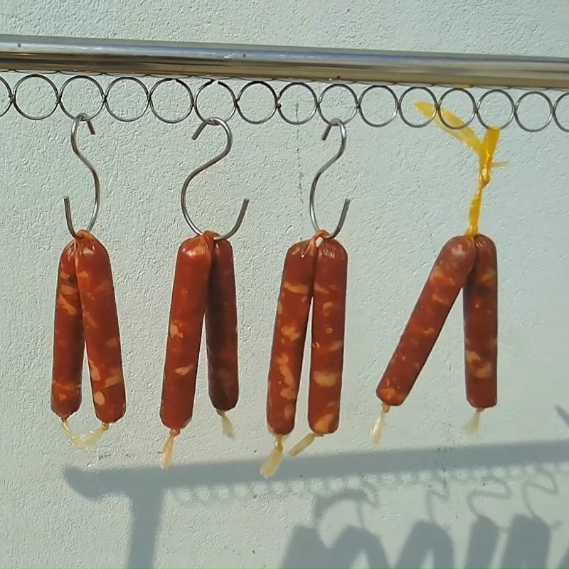 Step 4 Sun drying Mai Que Lo sausage